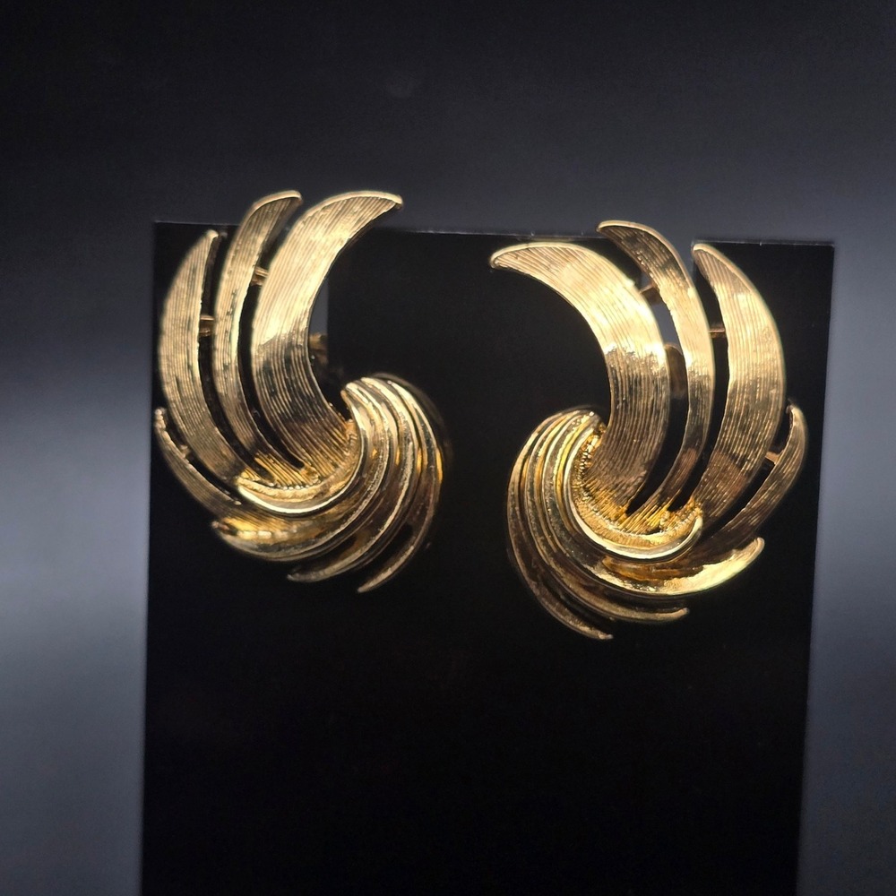 Avon 1991 Golden Sweep Earrings Gold Tone Fan Feather Pierced Vintage 1990s